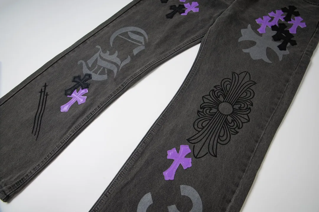 P270 model number Y844 Chrome hearts & Chrome hearts 2025 new heavy industry black and purple cross leather couple's washed jeans. Styles with different washed textures are very friendly to people with thin legs and thick legs. The straight version is very flattering to the leg shape. The moderate length is timeless and easy to match. It is the basis of various styles and a must-have in the wardrobe! The fabric is stiff but also makes the upper body soft without losing texture. The washing process is even more perfect. It is a must-have item for everyone! ! ! Washed wheat, hang tag, pants label, three labels complete Size: s-xl Color: gray